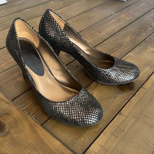 Kenneth Cole Reaction Bronze-Gold Leather “Inner Space” Heels